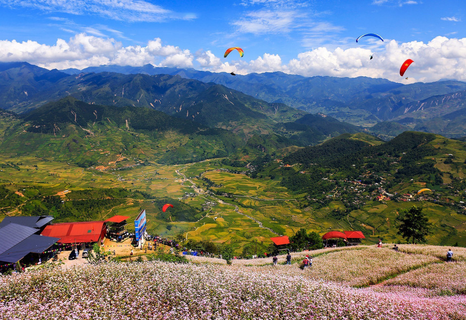 El Festival de Parapente en la cima del Paso de Khau Pha se inaugurará en el marco del evento turístico "Temporada de agua vertida" en 2022. (Foto: VNA)