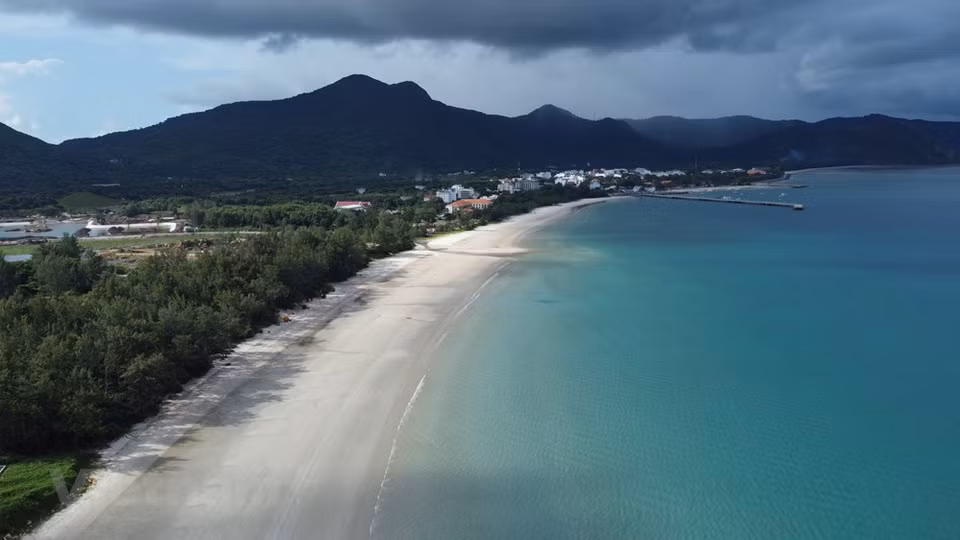 El archipiélago de Con Dao en la provincia sureña de Ba Ria- Vung Tau, dispone de una costa de 200 kilómetros y una decena de playas magníficas y vírgenes, destacadas por sus aguas transparentes y arrecifes de corales multicolores. Con Dao, de una superficie de 76 kilómetros cuadrados, es un conjunto de islas primitivas. Vista desde lo alto, la isla más grande de este archipiélago se parece a un oso, cuya parte trasera se dirige a tierra firme y sus patas delanteras señalan el Mar Oriental. La carretera principal transporta a los viajeros del aeropuerto al centro de la ciudad. Desde el mes de marzo hasta junio, el mar de Con Dao se comporta tranquilo como las aguas de un lago. (Fuente:Vietnamplus)