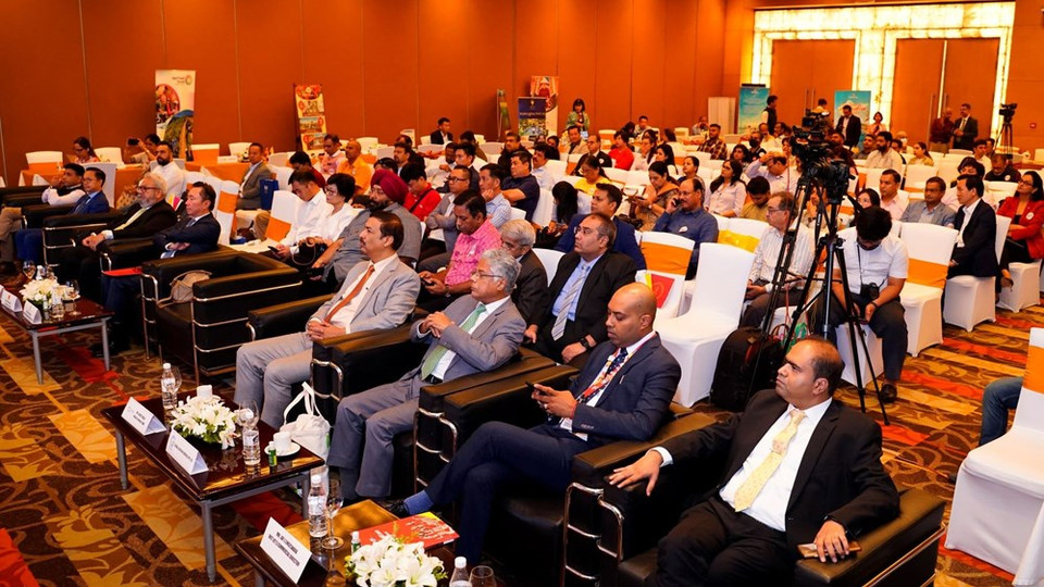 Incluido dentro del ámbito de los negocios, la modalidad del turismo MICE combina congresos, seminarios, exposiciones, eventos y turismo de recompensas. En comparación con las formas convencionales de turismo, el MICE tiene como objetivo atender a grandes grupos que se hospedan durante largo tiempo y utilizan servicios e instalaciones de primera clase, sin verse influenciados por el factor estacionalidad, por lo que resulta capaz de generar altos ingresos. La recién anunciada política MICE de Da Nang para 2022 ofrece incentivos a las delegaciones de más de 50 personas. Tan pronto como comenzó a aplicarse, Da Nang dio la bienvenida a 100 viajeros de ese tipo de turismo y, luego, a más de 700 invitados a una conferencia. (Fuente: Vietnamplus)