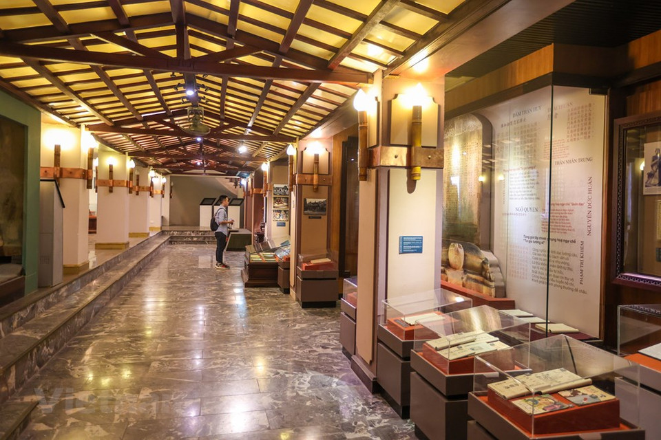 Los espectadores pueden admirar muchos autógrafos literarios antiguos desde el siglo X hasta finales del siglo XIX en el primer piso, así como modelos que describen el proceso de estudio para hacer las pruebas de los estudiantes en el pasado. Mientras en la segunda planta, se exhiben y presentan los objetos de los escritores ganadores del premio Ho Chi Minh. Aquí, los visitantes pueden apreciar las obras destacadas de más de 30 literatos, sobre todo Nguyen Huy Tuong, Nam Cao, To Hoai, Ngo Tat To y Nguyen Tuan. Además, exhiben el modelo “Espacio cultural de la aldea de Choi”, que fue la base de la Asociación de Artes y Cultura de Vietnam durante la guerra de resistencia contra los franceses. (Fuente:Vietnamplus)
