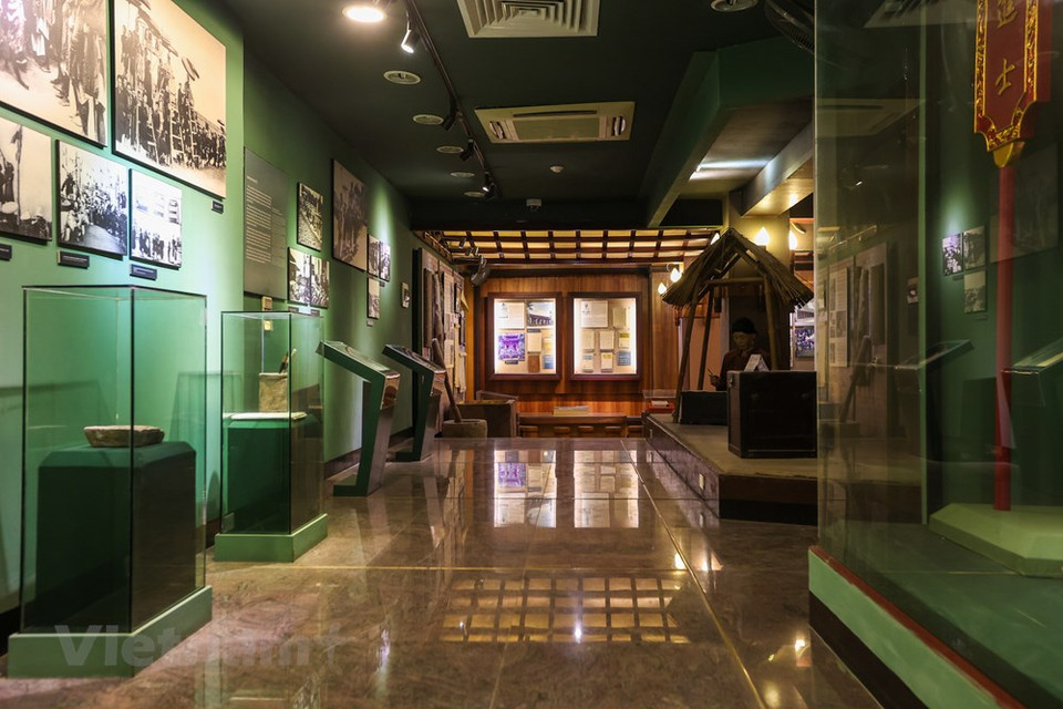 En el tercer piso del Museo de Literatura de Vietnam, los turistas tienen la oportunidad de contemplar los rostros de los escritores que ganaron el Premio Estatal de Literatura-Arte en el período del colonialismo francés. De acuerdo con los gerentes del Museo, todos los escritores que ganaron el Premio Ho Chi Minh y 60 que obtuvieron el Premio Estatal de Literatura-Arte hasta el 2021 tienen su propio “rincón” en los pisos segundo y tercero. Cada “rincón privado” contiene una historia sobre la vida literaria y la profesión de los autores, sus primeras obras publicadas y sus objetos como mesa, silla, ropa, gafa, sombrero, zapatos, bicicleta, radio, hamaca y guitarra, entre otros. (Fuente:Vietnamplus)