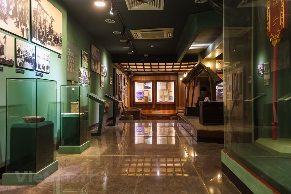 En el tercer piso del Museo de Literatura de Vietnam, los turistas tienen la oportunidad de contemplar los rostros de los escritores que ganaron el Premio Estatal de Literatura-Arte en el período del colonialismo francés. De acuerdo con los gerentes del Museo, todos los escritores que ganaron el Premio Ho Chi Minh y 60 que obtuvieron el Premio Estatal de Literatura-Arte hasta el 2021 tienen su propio “rincón” en los pisos segundo y tercero. Cada “rincón privado” contiene una historia sobre la vida literaria y la profesión de los autores, sus primeras obras publicadas y sus objetos como mesa, silla, ropa, gafa, sombrero, zapatos, bicicleta, radio, hamaca y guitarra, entre otros. (Fuente:Vietnamplus)
