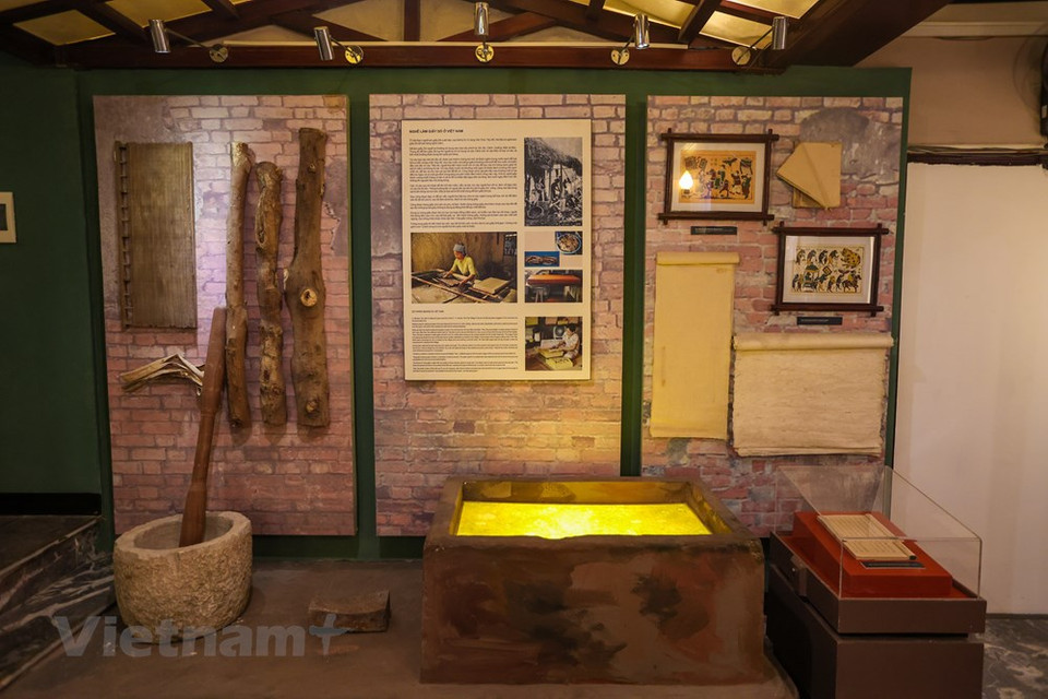 El conjunto de actividades del Museo de Literatura de Vietnam se vio gravemente afectado por la evolución complicada de la pandemia de la COVID-19, por lo que el centro ha promovido en los últimos tiempos la digitalización de documentos, lo cual se considera una solución óptima para acercarse a los visitantes y desarrollarse en la era de la tecnología. La directora del Museo, Nguyen Thi Thu Hue, compartió que en el futuro, impulsará las tareas de comunicación y divulgación de manera ampliada para presentar al público los valores y patrimonios sobre la cultura y literatura, sobre todo el lanzamiento de un sitio web y la elaboración de películas relacionas con el tema en los canales de comunicación, así como la organización de las exposiciones temáticas. (Fuente:Vietnamplus)