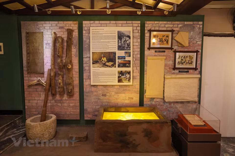 El conjunto de actividades del Museo de Literatura de Vietnam se vio gravemente afectado por la evolución complicada de la pandemia de la COVID-19, por lo que el centro ha promovido en los últimos tiempos la digitalización de documentos, lo cual se considera una solución óptima para acercarse a los visitantes y desarrollarse en la era de la tecnología. La directora del Museo, Nguyen Thi Thu Hue, compartió que en el futuro, impulsará las tareas de comunicación y divulgación de manera ampliada para presentar al público los valores y patrimonios sobre la cultura y literatura, sobre todo el lanzamiento de un sitio web y la elaboración de películas relacionas con el tema en los canales de comunicación, así como la organización de las exposiciones temáticas. (Fuente:Vietnamplus)