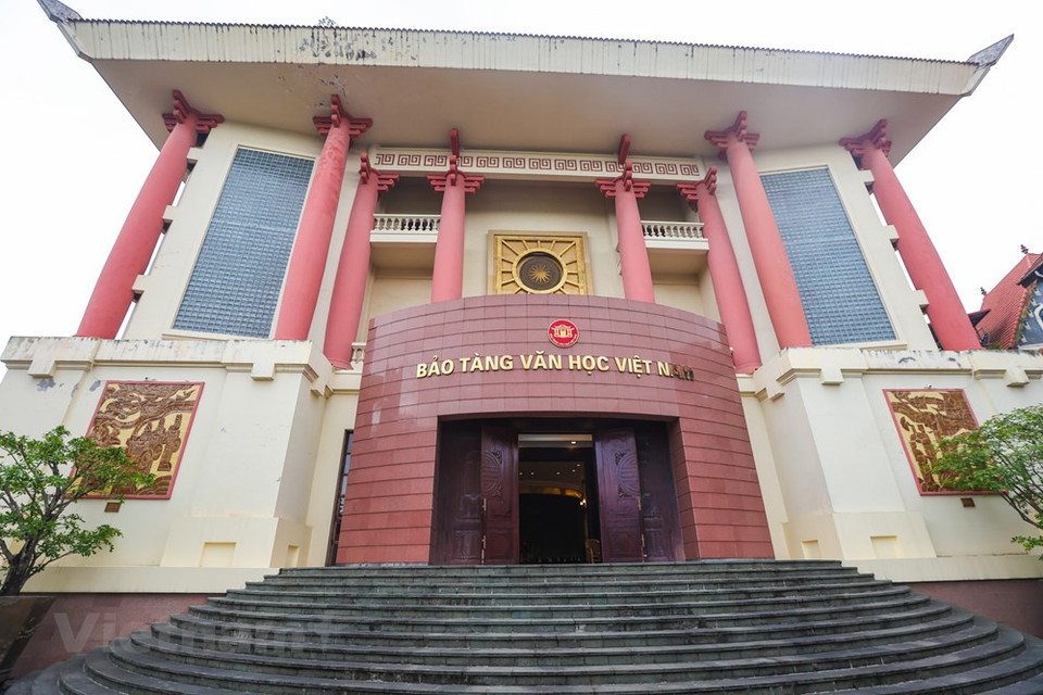 Con una superficie de exhibición de más de dos mil metros cuadrados, el Museo de Literatura de Vietnam, ubicado en el número 275 de la calle de Au Co en la ciudad de Hanoi, es un lugar de almacenamiento y preservación de miles de objetos. Se trata también de un sitio donde se presenta el proceso de la historia y literatura del país indochino desde la dinastía de Ly hasta la actualidad, conservando así numerosos documento y objetos sobre literatos conocidos. Sin embargo, aunque se inauguró oficialmente hace casi ocho años, el Museo de Literatura de Vietnam sigue siendo un destino desconocido para muchos visitantes. (Fuente:Vietnamplus)