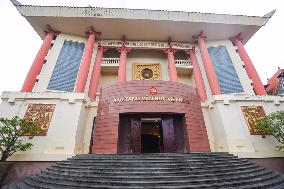 Con una superficie de exhibición de más de dos mil metros cuadrados, el Museo de Literatura de Vietnam, ubicado en el número 275 de la calle de Au Co en la ciudad de Hanoi, es un lugar de almacenamiento y preservación de miles de objetos. Se trata también de un sitio donde se presenta el proceso de la historia y literatura del país indochino desde la dinastía de Ly hasta la actualidad, conservando así numerosos documento y objetos sobre literatos conocidos. Sin embargo, aunque se inauguró oficialmente hace casi ocho años, el Museo de Literatura de Vietnam sigue siendo un destino desconocido para muchos visitantes. (Fuente:Vietnamplus)