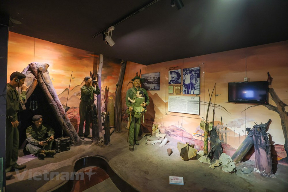 Tras más de una década de fundado, el Museo de Literatura de Vietnam ha afirmado gradualmente su posición, no solo como un lugar cultural atractivo, sino también como un destino para preservar y mantener los patrimonios más destacados de la cultura vietnamita, como contribución a la educación del conocimiento histórico, cultural y literario, despertando el orgullo y el amor por la literatura de las generaciones futuras. Además, con un espacio cultural único que contiene valiosos documentos históricos, el Museo de Literatura de Vietnam constituye un destino turístico ideal para los amantes de la poesía y para cualquier visitante, nacional o extranjero, con interés de descubrir y conocer esta tierra de mil años de civilización. (Fuente:Vietnamplus)