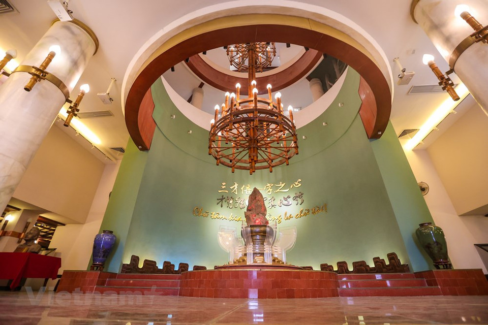 Como entidad, el Museo de Literatura de Vietnam se concibió como una dependencia de la Asociación de Escritores del país. El primer ministro vietnamita firmó una decisión para el establecimiento de la institución en 2011. La obra cuenta con una superficie de más de tres mil 600 metros cuadrados con tres pisos de exhibiciones. La cual fue construida con el objetivo de ofrecer al público una visión general sobre la historia literaria vietnamita a través de los períodos, retratos y obras de los escritores nacionales. Además, pretende satisfacer las aspiraciones de numerosas generaciones de escritores de almacenar y brindar informaciones más correctas sobre la literatura de Vietnam, según el subdirector del establecimiento, Nguyen Thanh Minh. (Fuente:Vietnamplus)