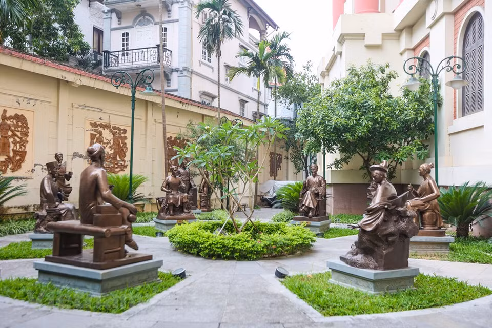 Para la construcción del Museo de Literatura de Vietnam hace 17 años se destinó una inversión total superior a 71 mil millones de vietnamdongs, equivalente a más de tres mil millones de dólares. El subdirector del establecimiento, Nguyen Thanh Minh, informó que durante más de 10 años de despliegue de las tareas de recopilación, se encontraron a muchos escritores en todas las provincias y ciudades a lo largo del país, incluidos viejos, jóvenes, ganadores de premios o miembros de las agrupaciones, por lo cual, se pudo recopilar más de 40 mil objetos. Pero debido a que el área de exhibición del Museo es limitada, solo se puede mostrar cerca de cuatro mil objetos. (Fuente:Vietnamplus)