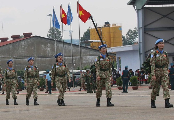 Mujeres soldadas en la ceremonia de despedida. (Foto:VNA)