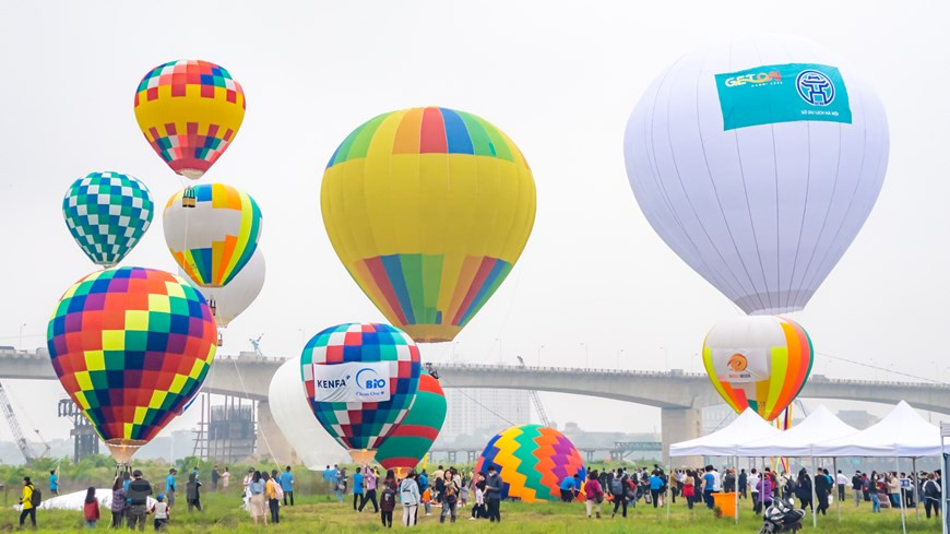 Globos aerostáticos colorean el cielo de la capital Hanoi. (Fuente: VNA)