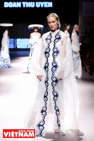 El diseño corresponde a la colección "Fragancia vietnamita", inspirado en los productos de cerámica tradicional de Chu Dau. (Fuente: VNA)