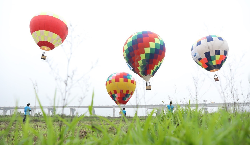 Globos aerostáticos colorean el cielo de la capital Hanoi. (Fuente: VNA)