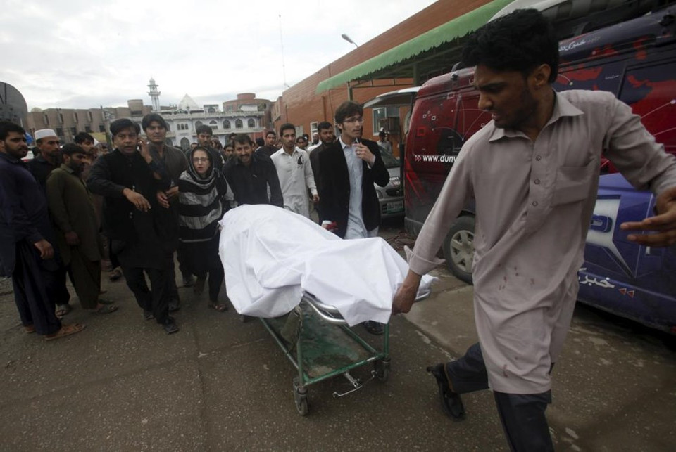 Trasladan un cuerpo al hospital Lady Reading en Peshawar, Pakistán. (Fuente: Reuters)