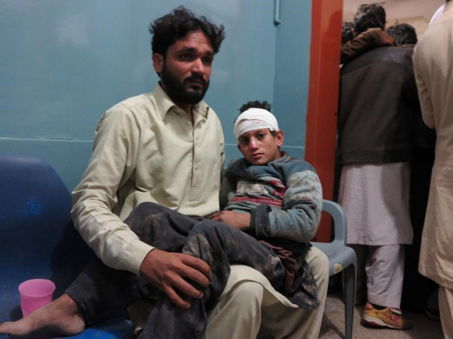 Padre e hijo en el hospital Mingora, Pakistán (Fuente: AP)