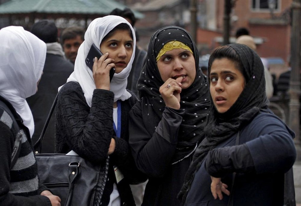 Muchachas Kashmirir abandonan edificios (Fuente: Reuters)