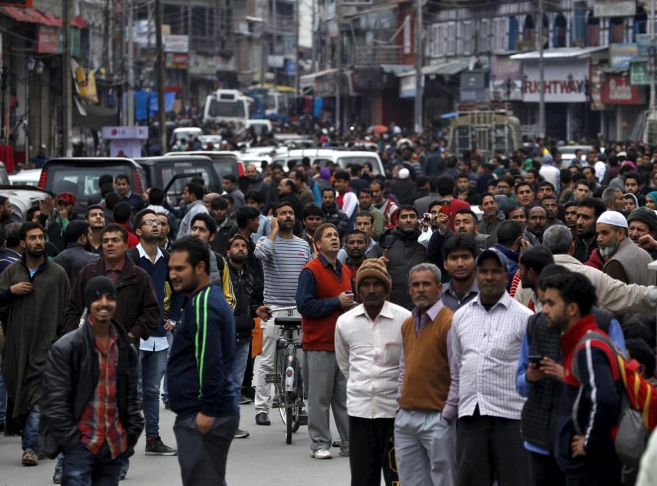  Pobladores corren por las calles en Srinagar, Noreste de Afganistán (Fuente: Reuters)