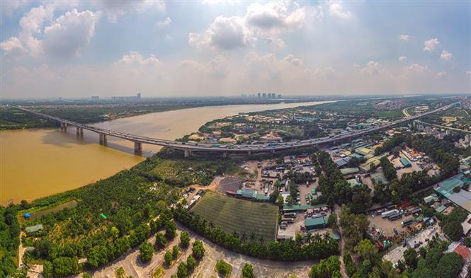 El puente Thanh Tri es el más grande en el proyecto de los siete de Hanoi sobre el río Rojo, que conecta el distrito de Hoang Mai con el de Long Bien. Thanh Tri cuenta con seis carriles (cuatro para autopista). (Fuente: VNA)