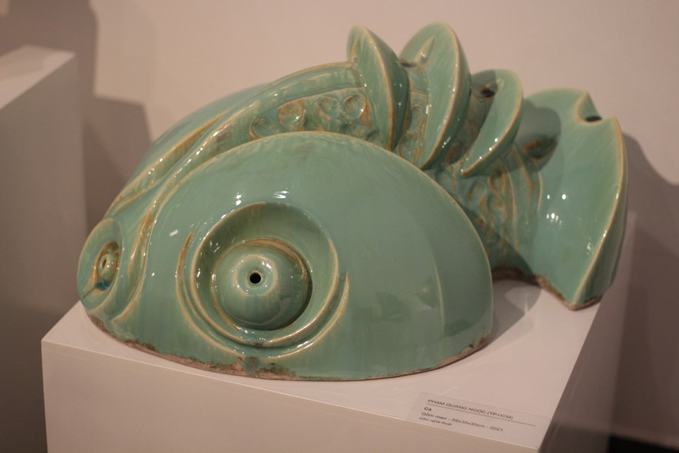 Entre las obras seleccionadas, destacan también las de los artesanos de la aldea de Quyet Thanh, la única de la provincia norvietnamita de Phu Ly dedicada a la elaboración de productos cerámicos, distinguidos por su esmalte de color rojo. El pueblo está ubicado a seis kilómetros al noroeste de la ciudad de Phu Ly, cabecera de Ha Nam, y tiene una historia de alrededor de 500 años. Quyet Thanh es conocido con sus productos cerámicos con el nombre de “cerámica Que”. Aquí, la producción alfarera se mantiene desde hace unos 60 años. Pasando a través de diversos altibajos en la historia, esta localidad artesanal corrió el riesgo de caer en el olvido. Sin embargo, en 2004, el Comité Popular provincial decidió hacer del oficio de Quyet Thanh un gremio tradicional. (Fuente: Vietnam +)