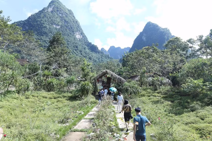 Los viajeros se encuentran en el destino de ecoturismo Arroyo Mo Ma en la aldea de Hoan Trung, de la comuna de Chien Thang en la provincia de Lang Son. (Foto: VNA)