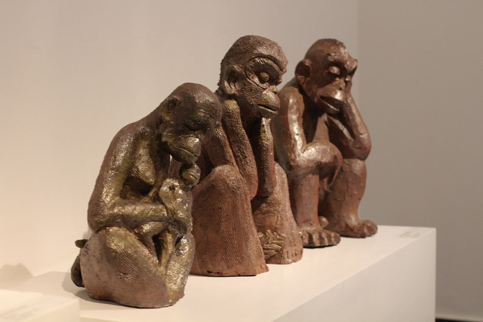 La cerámica de Huong Canh es conocida por su revestimiento impermeable al agua, por lo que se preserva el sabor de los contenidos. Los aldeanos han dedicado esfuerzos por mantener y promover la alfarería pese a los altibajos. Según los artesanos, la loza puede mantener el sabor y la temperatura de té, y la concentración de alcohol en las bebidas, además de preservar las semillas. Por esas razones, los productos cerámicos de Huong Canh son populares entre los consumidores y están presentes en todo el país. Combinada a partir de la arcilla verde y manganeso, la cerámica de Huong Canh se hornea a altas temperaturas sin proceso de esmaltado, y este factor lo diferencia de otros tipos de productos, señaló el alfarero Nguyen Hong Quang, de la comuna de Lo Cang, distrito de Binh Xuyen. (Fuente: Vietnam +) 