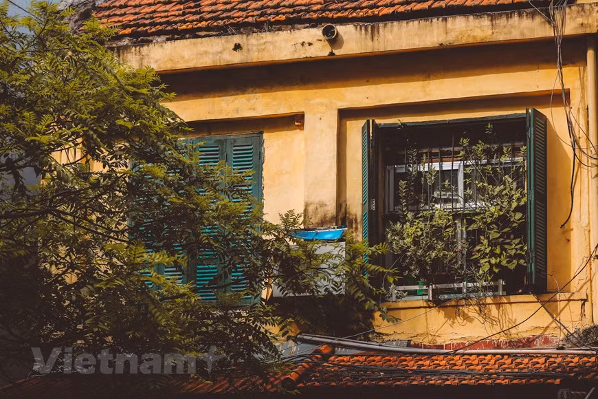Las ventanas de una de las viviendas antiguas en Hanoi, las cuales pueden ser reemplazadas por nuevas obras. (Fuente: VNA)
