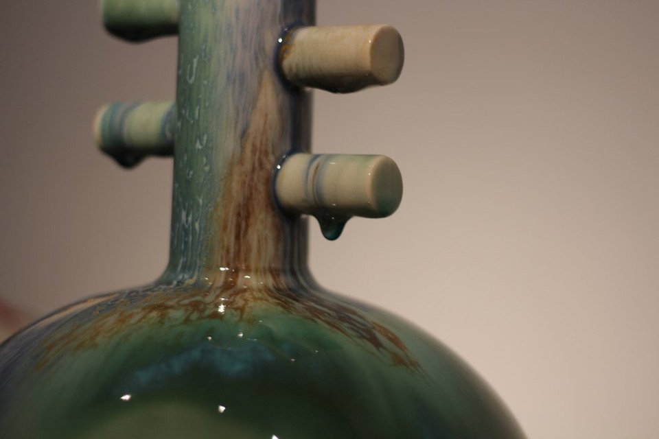 Con una alta calidad y vistas especiales, los productos hechos a mano por el artesano Tran Tuoc dejan una impresión singular en el mercado de cerámica vietnamita. "Crecí en mi ciudad natal de Thai Binh. Después de muchas ocupaciones, llegué a Bat Trang. Al principio, era solo un trabajador y no estaba profundamente involucrado. Pero cuanto más me involucraba, más apasionado me volvía. Investigué y encontré las líneas que parecen ser muy simples, pero en realidad son excelentes. Tengo un profundo amor por la cerámica", expresó el artista. Diferente a muchos artesanos nacidos y criados en Bat Trang, Tran Tuoc ha encontrado su propio camino. Saca los valores tradicionales de las leyendas y los transmite en sus obras. (Fuente: Vietnam +)