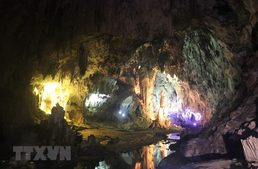 La belleza de la cueva de Nguom Ngao se ve como una pintura de acuarela. (Foto: VNA)