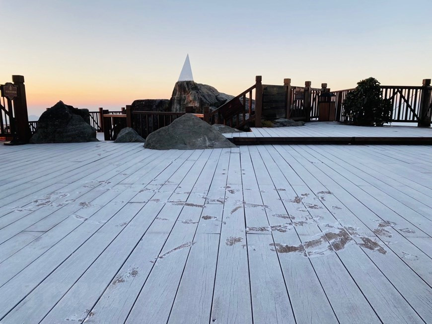 Escarcha cubre con una fina capa los alrededores del área montañosa. (Fuente: VNA)