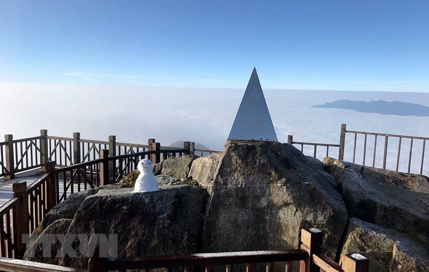 Debido a la influencia del aire frío, que se desnaturaliza y debilita muy lentamente, la temperatura en Fansipan, la montaña más alta de la región de Indochina, con tres mil 142 metros sobre el nivel del mar y nueve kilómetros al suroeste de la localidad de Sa Pa, en la cordillera de Hoang Lien Son, cuenta con temperaturas bajo cero. (Fuente: VNA)