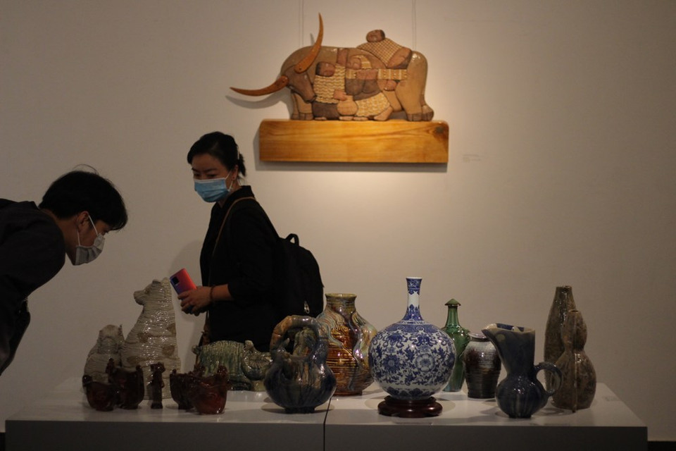 Según el Comité Organizador, la exposición "Arte de cerámica vietnamita 2021" se llevó a cabo en un contexto difícil debido a los impactos negativos de la pandemia del COVID-19 y no pudo recopilar y mostrar por completo los resultados de los artesanos y alfareros a lo largo del país. Sin embargo, las obras seleccionadas para la exhibición y premio muestran nuevos matices, buena calidad y dignos de representar el arte cerámico vietnamita en la actualidad. Además de las obras de cerámica de los artistas y escultores con diversos y nuevos enfoques de materiales y formas, también se encuentran obras aplicadas de varios artesanos talentosos de los pueblos tradicionales de alfarería. (Fuente: Vietnam +)