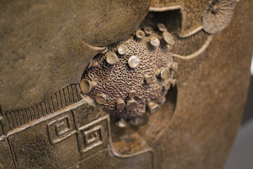 Debido a la evolución complicada de la epidemia del COVID-19 en Vietnam, numerosos autores o escultores que viven en las provincias y ciudades que aplican las medidas del distanciamiento social contra la enfermedad según las resoluciones del Gobierno sobre la prevención y control de ese mal, no pudieron estar presentes en la exposición organizada por el Departamento de Bellas Artes, Fotografía y Exposición del Ministerio de Cultura, Deportes y Turismo de Vietnam sobre el arte de cerámica de Vietnam en 2021. Sin embargo, el evento demostró la creatividad de los artesanos en el campo a lo largo del país. Muchos autores adoptan como tema los impactos negativos de la pandemia del COVID-19 a la vida contemporánea. (Fuente: Vietnam +)