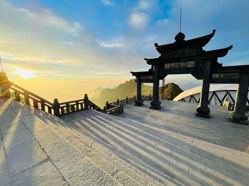 La escarcha cubre con una fina capa la cima de la montaña Fansipan en la ciudad de Sa Pa. (Fuente: VNA)