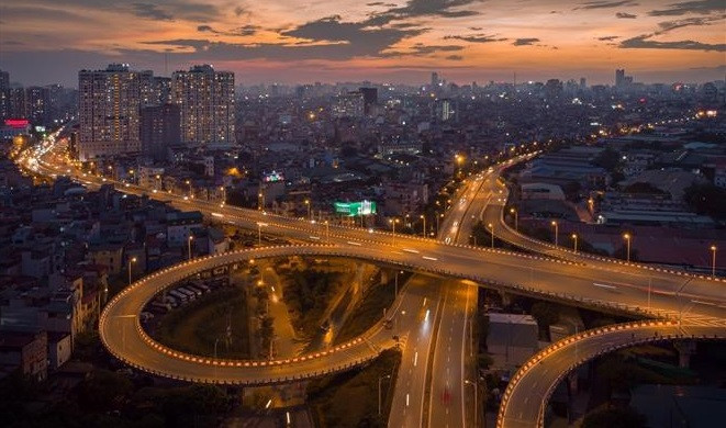 El puente Vinh Tuy tiene una longitud de 5,8 kilómetros, de los cuales el cruce del río tiene 3,7 kilómetros de largo y el camino que conduce a ambos extremos con 1,68 kilómetros. (Fuente: VNA)