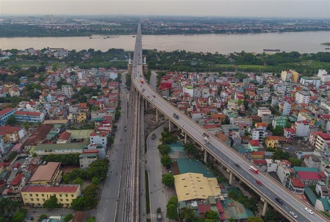 El puente Thang Long está diseñado con dos pisos, el superior es para automóviles y el inferior se destina a ferrocarriles. El puente dispone de una longitud total de aproximadamente 10,7kilómetros, el más largo en Vietnam al momento de su finalización. (Fuente: VNA)