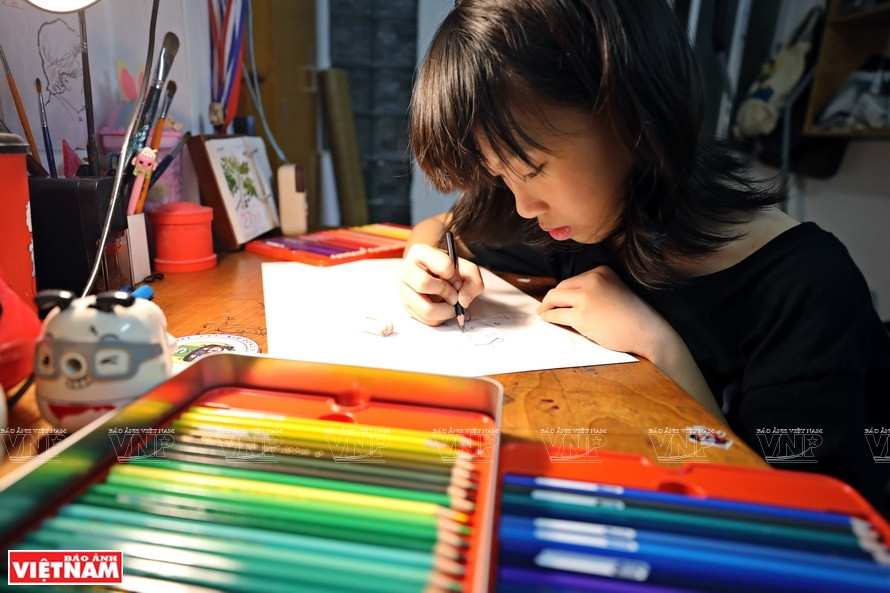 Nguyen Dai Chung Anh bosqueja ideas para trabajos futuros en papel. (Fuente: VNA)