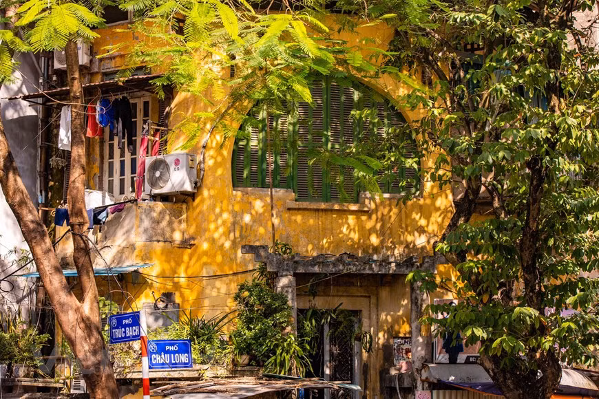 Los visitantes pueden contemplar las viviendas antiguas al llegar a Hanoi. (Fuente: VNA)
