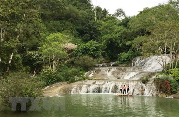 Los turistas visitan la cascada Dang Mo. (Foto: VNA)
