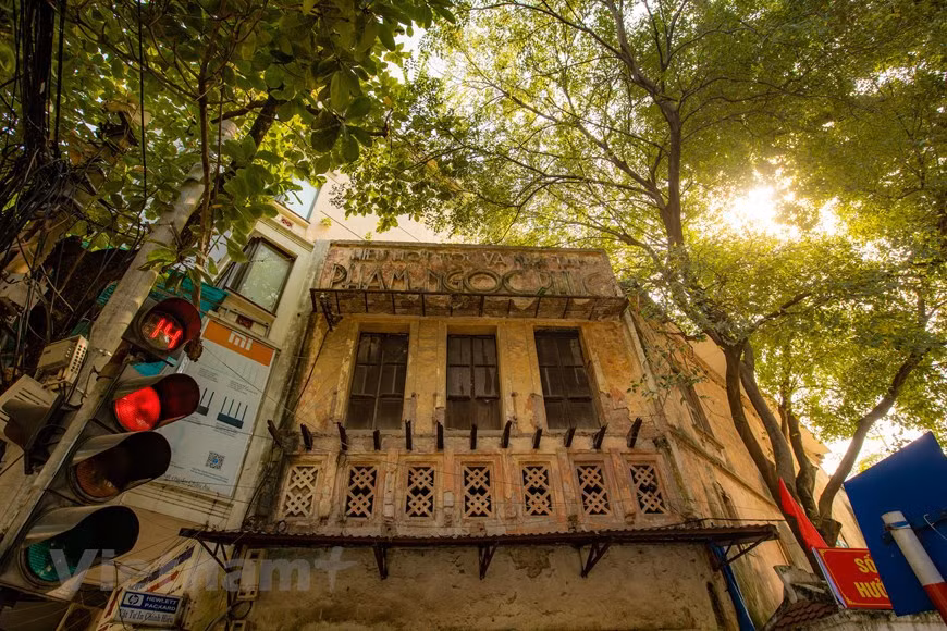 Se puede decir que las casas y los rincones antiguos son siempre una "singularidad" que atrae a los turistas cada vez que visitan la capital. (Fuente: VNA)