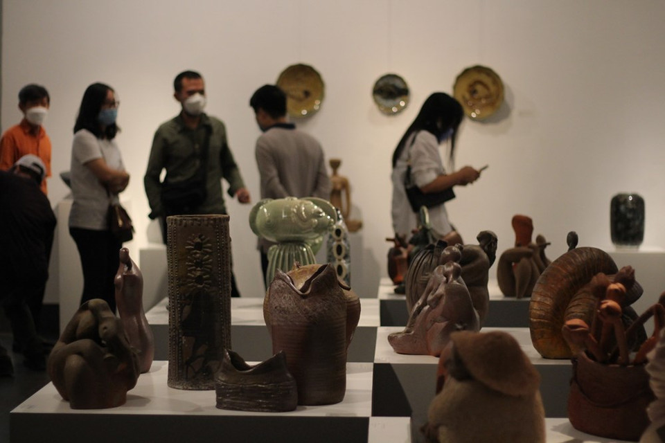 El Departamento de Bellas Artes, Fotografía y Exposición, dependiente del Ministerio de Cultura, Deportes y Turismo de Vietnam lanzó la exhibición "Arte de cerámica vietnamita 2021", el 20 del presente mes en el Museo de Bellas Artes, ubicado en la calle capitalina de Nguyen Thai Hoc, con el objetivo de mejorar los conocimientos de la comunidad sobre el arte cerámico. El evento, que se prevé estará abierto a los visitantes hasta el 27 de octubre y se lleva a cabo en línea a partir del 22 de este mes, busca aumentar también las tareas de divulgación sobre ese arte, la habilidad y el talento de los artesanos y escultores de la nación indochina con los amigos internacionales. (Fuente: Vietnam +)