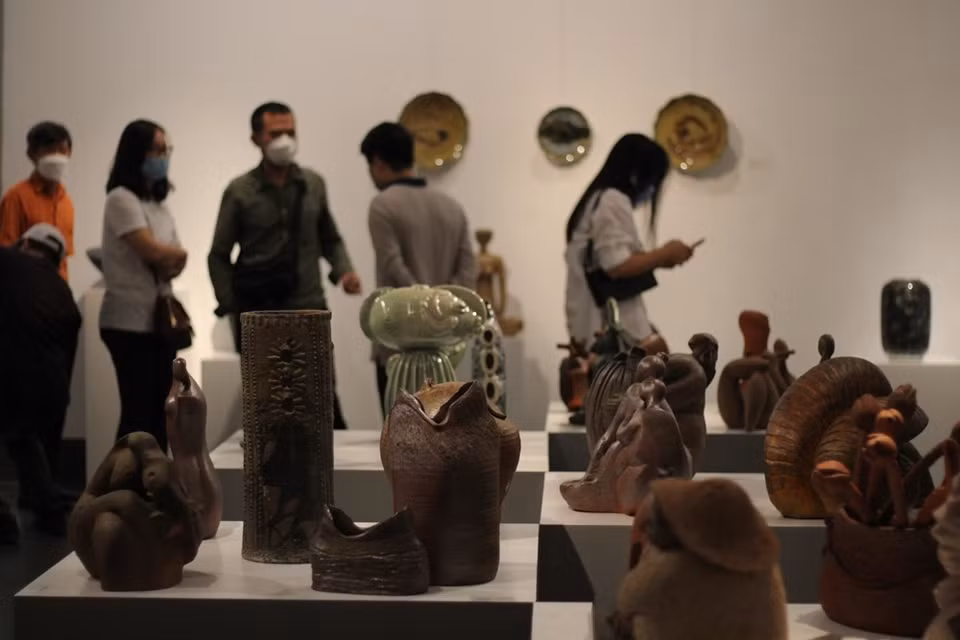 El Departamento de Bellas Artes, Fotografía y Exposición, dependiente del Ministerio de Cultura, Deportes y Turismo de Vietnam lanzó la exhibición "Arte de cerámica vietnamita 2021", el 20 del presente mes en el Museo de Bellas Artes, ubicado en la calle capitalina de Nguyen Thai Hoc, con el objetivo de mejorar los conocimientos de la comunidad sobre el arte cerámico. El evento, que se prevé estará abierto a los visitantes hasta el 27 de octubre y se lleva a cabo en línea a partir del 22 de este mes, busca aumentar también las tareas de divulgación sobre ese arte, la habilidad y el talento de los artesanos y escultores de la nación indochina con los amigos internacionales. (Fuente: Vietnam +)