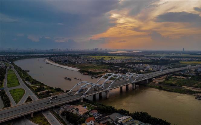 El puente Dong Tru conecta el distrito de Dong Anh con el de Long Bien, lo cual se considera un gran avance en el proceso de desarrollo de la capital y como una palanca para promover los parques industriales y áreas urbanas en el norte del río Rojo. (Fuente: VNA)