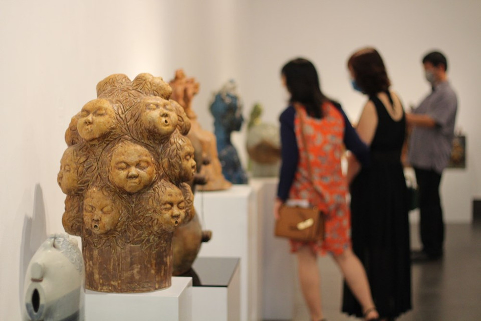 El 20 de octubre se inauguró en el Museo de Bellas Artes de Vietnam la exposición "Arte de cerámica vietnamita 2021", organizada por el Departamento de Bellas Artes, Fotografía y Exposición del Ministerio de Cultura, Deportes y Turismo del país indochino. La exposición es una actividad temática con el fin de presentar al público los descubrimientos y creaciones de los autores a través de sus obras, como contribución a promover el desarrollo del arte cerámico en la vida contemporánea. Se trata también de los grandes esfuerzos de las autoridades para la organización de la exhibición en el contexto de la evolución complicada de la epidemia del COVID-19 en Vietnam. (Fuente: Vietnam +)