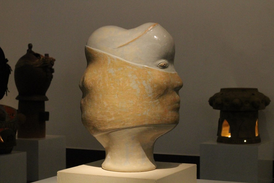 La combinación de los elementos visuales de la pintura y el lenguaje escultórico en la conformación de la cerámica tradicional y los nuevos descubrimientos en el color, la forma, la decoración del esmalte han dado lugar a obras de cerámica moderna con un alto valor estético, profunda filosofía humanista y clara estructura escultórica. La exposición "Arte de cerámica vietnamita 2021", organizada por el Departamento de Bellas Artes, Fotografía y Exposición del Ministerio de Cultura, Deportes y Turismo de Vietnam en el Museo de Bellas Artes, ubicado en la calle de Nguyen Thai Hoc en Hanoi, se considera también una buena oportunidad para que los amantes del arte accedan y admiren las obras en las nuevas circunstancias después del período de distanciamiento social. (Fuente: Vietnam +)