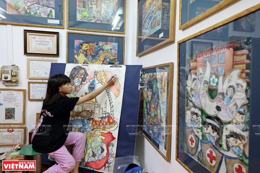 Los dibujos de Nguyen Dai Chung Anh sobre la pandemia del COVID-19 ayudan a los espectadores a ver el problema actual de la enfermedad no solo en Vietnam, sino también en todo el mundo. (Fuente: VNA)