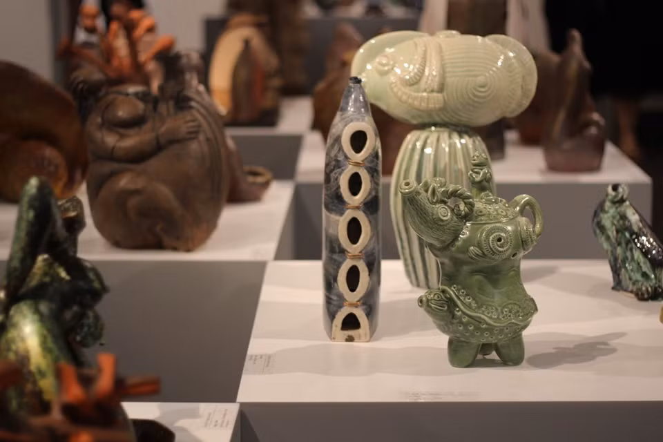Al llegar a la exposición "Arte de cerámica vietnamita 2021", organizada por el Departamento de Bellas Artes, Fotografía y Exposición del Ministerio de Cultura, Deportes y Turismo de Vietnam en el Museo de Bellas Artes, ubicado en la calle de Nguyen Thai Hoc en Hanoi, los espectadores, especialmente hanoyenses, pueden contemplar 107 obras de 56 autores seleccionados por el Consejo de Arte entre 278 obras de 120 artistas de 25 provincias y ciudades de todo el país después de más de cuatro meses de exhibición. Las obras de los artesanos y escultores muestran claramente la belleza única del arte cerámico de la nación del Sudeste Asiático, así como sus valores artísticos. (Fuente: Vietnam +)