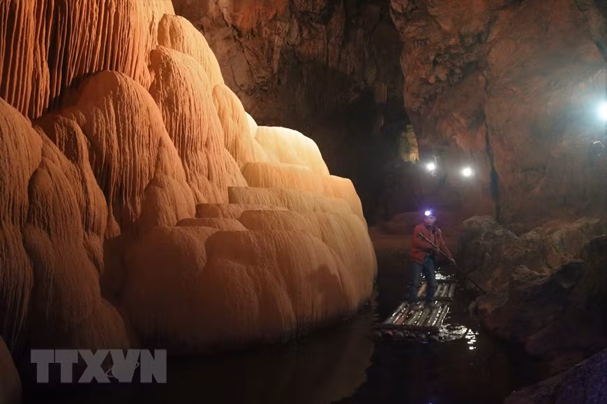 Los visitantes pueden experimentar el paseo en bote en la cueva Nguom Ngao. (Foto: VNA)
