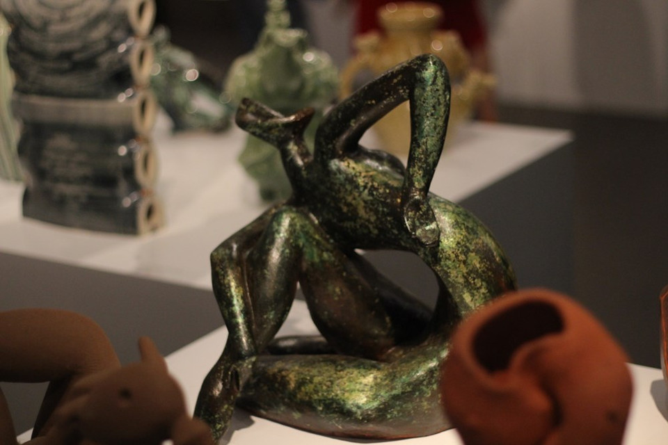 Además, destacan las obras procedentes de la comuna de Bat Trang, que se encuentra en el distrito de Gia Lam, a 10 kilómetros del centro de Hanoi. La aldea de Bat Trang es conocida por el comercio tradicional de alfarería. Hay aproximadamente 200 empresas y mil hogares que elaboran y comercializan productos cerámicos aquí, los cuales se exportan a muchos países como Japón, Corea del Sur, Tailandia, Rusia, Italia y Francia. En los últimos años, los turistas han acudido en masa a Bat Trang para buscar obras tradicionales y comprar artículos de cerámica. Inspirado en los tornos de alfarería locales y los hornos antiguos, el Museo de cerámica Bat Trang se está convirtiendo en un nuevo y llamativo destino turístico de la capital Hanoi. (Fuente: Vietnam +)