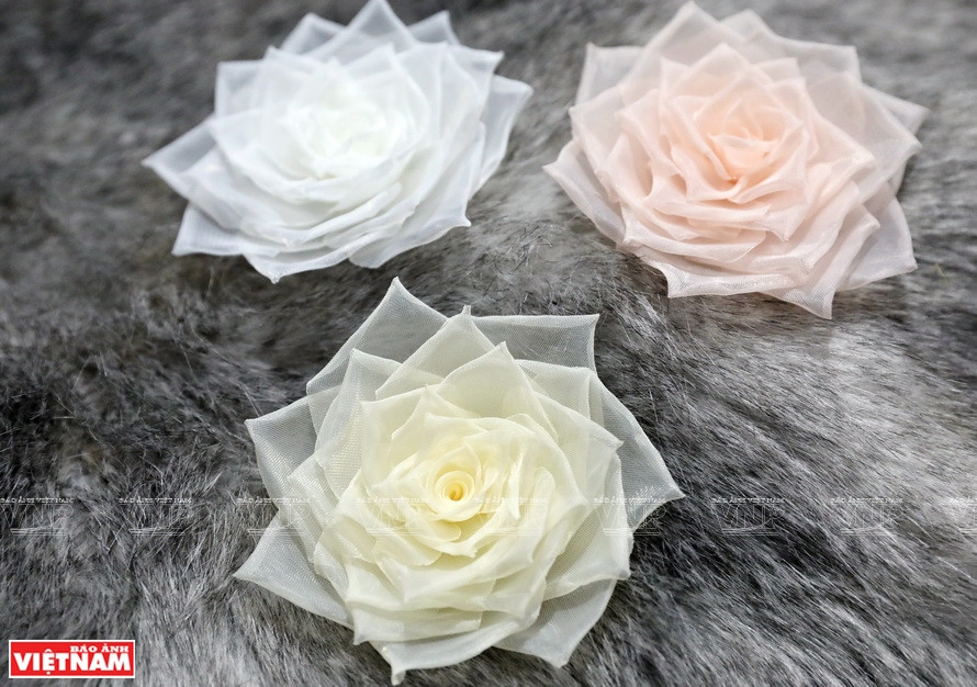 Los broches de flores son hechos con diferentes materiales, estilos y colores (Foto: VNA)