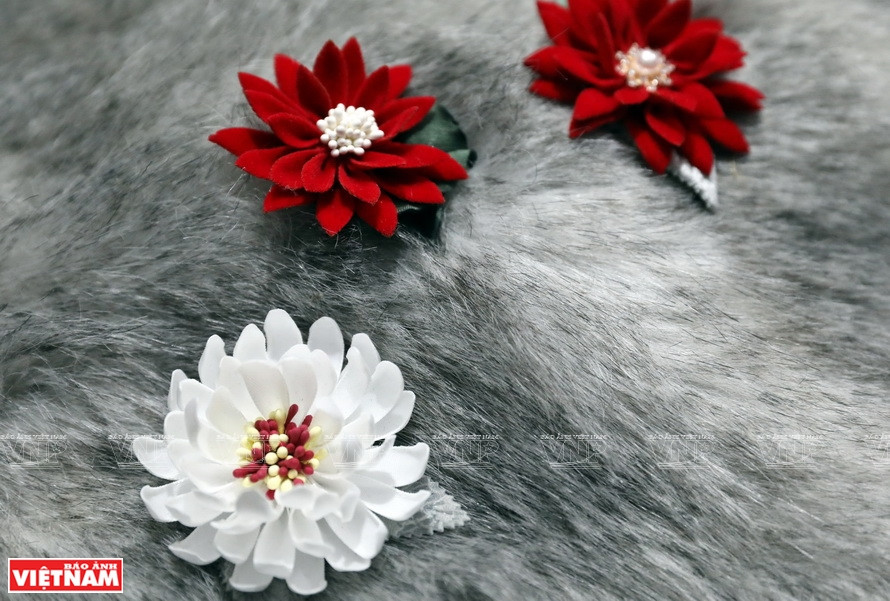 Los broches de flores son hechos con diferentes materiales, estilos y colores (Foto: VNA)